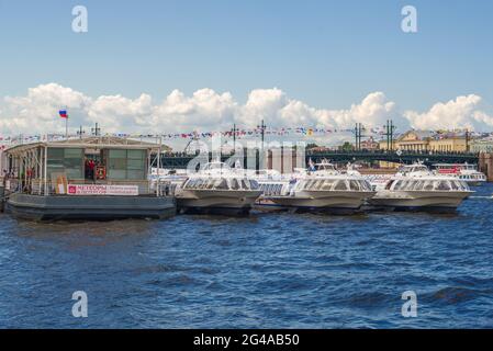 SAINT-PÉTERSBOURG, RUSSIE - 30 JUILLET 2017 : les bateaux à moteur « Meetor » route Saint-Pétersbourg - Peterhof à la jetée le jour d'été Banque D'Images