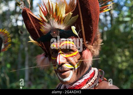 Huli wigman du village de Hedemari près de Tarii dans la province de HeLa en PNG. Banque D'Images