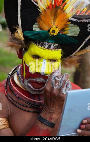 Huli wigman se prépare pour le singulariser au village de Hedemari près de Tarai, dans la province de HeLa, en PNG. Banque D'Images