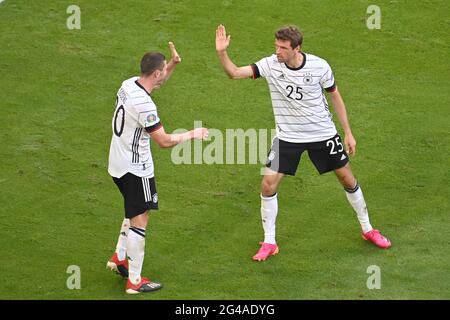 Goaljubel de gauche: Robin GOSENS (GER), Thomas MUELLER (GER). Jubilation, joie, enthousiasme, action. Stade de groupe, tour préliminaire du groupe F, jeu M24, Portugal (por) - Allemagne (GER) 2-4 le 19 juin 2021 à Muenchen/Fußball Arena (Allianz Arena). Football EM 2020 du 06/11/2021 au 07/11/2021. Banque D'Images