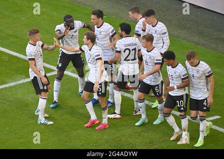 Goaljubel collectif de gauche: Toni KROOS (GER), Antonio RUEDIGER (GER), Thomas MUELLER (GER), Mats HUMMELS (GER), Ilkay GUENDOGAN (GER), Robin GOSENS (GER), Joshua KIMMICH (GER), Kai HAVERTZ (GER), Serge GNABREY (GER), Matthias GINTER (GER). Jubilation, joie, enthousiasme, action. Stade de groupe, tour préliminaire du groupe F, jeu M24, Portugal (por) - Allemagne (GER) 2-4 le 19 juin 2021 à Muenchen/Fußball Arena (Allianz Arena). Football EM 2020 du 06/11/2021 au 07/11/2021. Banque D'Images