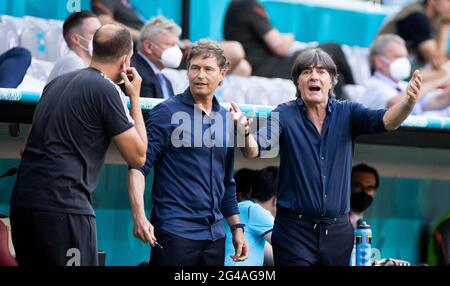 Munich, Allemagne. 19 juin 2021. Football: Championnat d'Europe, Portugal - Allemagne, cycle préliminaire, Groupe F, Matchday 2, À l'EM Arena de Munich. L'entraîneur allemand Joachim Löw (r) et l'entraîneur assistant Marcus Sorg sur la touche. Credit: Christian Charisius/dpa/Alay Live News Banque D'Images