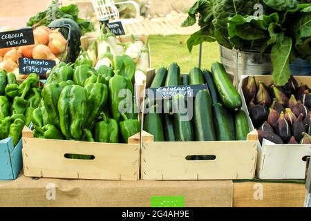 Elche, Alicante, Espagne- 26 janvier 2021: Produits frais en vente sur un marché écologique et durable dans la campagne d'Elche Banque D'Images