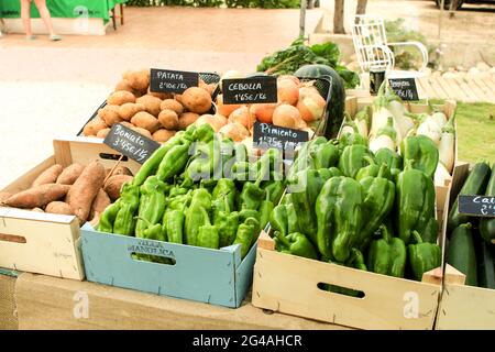 Elche, Alicante, Espagne- 26 janvier 2021: Produits frais en vente sur un marché écologique et durable dans la campagne d'Elche Banque D'Images