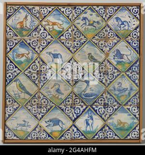 Champ de seize tuiles avec animaux. Champ de seize tuiles (4 x 4) chacune avec un animal peint en plusieurs couleurs (bleu, orange, jaune, vert et violet) dans un carré. Dans les coins, technologie de remplissage ornement. Banque D'Images