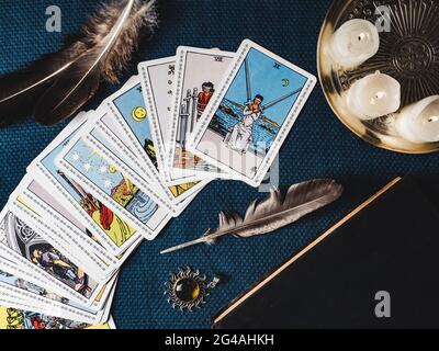 Europe, Bélarus. Minsk 15 juin 2021: Illustratif éditorial. Cartes Tarot et concept ésotérique. Rituels magiques. Table mystique avec détails. Vue de Banque D'Images