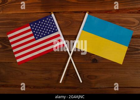 Drapeau des États-Unis et drapeau de l'Ukraine se croise. États-Unis contre Ukraine. L'image illustre la relation entre les pays. La photographie pour vid Banque D'Images