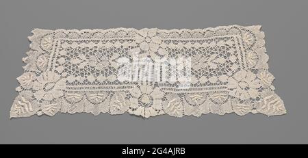 Manchette de côté grimpant avec motif symétrique avec trois grandes fleurs rosettes et trois plus petites fleurs. Brassard de colosside naturel : côté Cluny. Modèle trapézoïdal. Motif symétrique avec grandes fleurs de rosette au bas du champ trapézoïdal, une à chaque coin et une au milieu au bas. Dans le champ rempli d'un sol tressé en forme d'étoile avec des picots rempli deux petites fleurs de rosette, chacune entre trois feuilles. Au centre du champ se trouve un motif rectangulaire, éventuellement un pot de fleurs, attribué par des volutes et une autre fleur de rosette. Autour du champ, un bord coulissant de la roue à ailettes- Banque D'Images