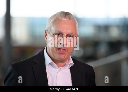 18 juin 2021, Brandebourg, Schšnefeld: Reiner Winkler, Président du Conseil de gestion de MTU Aero Engines AG, prend la parole avant le début de la Conférence nationale de l'aviation 2021 à l'aéroport de Brandebourg de Berlin 'Willy Brandt' (BER). La conférence portera sur la reprise de l'industrie de l'aviation après la pandémie ainsi que sur des sujets futurs de l'industrie, comme le climat et la protection de l'environnement. Photo: Soeren Stache/dpa-Zentralbild/dpa Banque D'Images