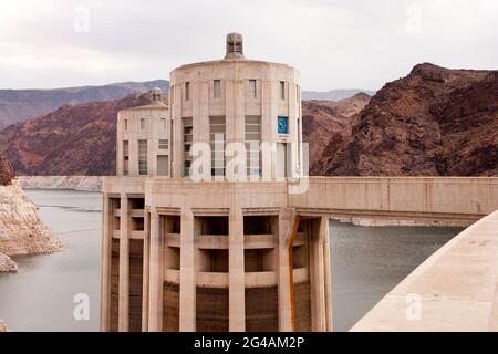 Une tour montrant l'époque du nevada au barrage Hoover, à la frontière du Nevada et de l'Arizona. Banque D'Images