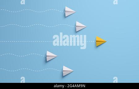 Des concepts de leadership avec un avion à papier jaune en tête sur fond bleu blanc. Rendu 3D. Banque D'Images