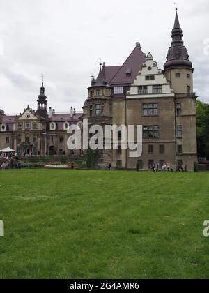 Palais dans la ville européenne de Moszna à Opole Voivodeship en Pologne avec ciel nuageux en 2021 froid jour de printemps sur Mai - vertical Banque D'Images