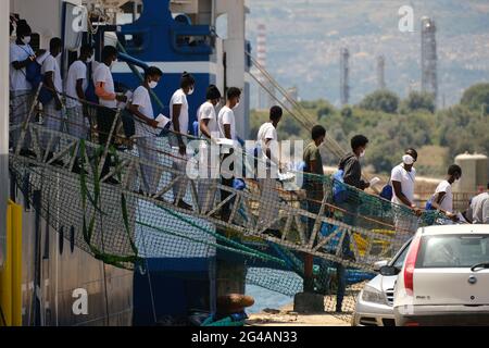 AUGUSTA, SICILE, ITALIE – JUIN 18: 415 migrants secourus par Geo Barents navire de médecins sans frontières est arrivé à Augusta pour débarquement le 2021 en Sicile. « en moins de 48 heures, sept sauvetages et 410 personnes sauvées de la noyade », a tweeté l'organisation humanitaire médecins sans frontières (MSF) le samedi 12 juin. Parmi ceux qui ont été sauvés, il y a les femmes et les enfants.le Geo Barents est le plus grand navire de recherche et de sauvetage des six avec lesquels l'ONG a travaillé jusqu'à présent. Il a une capacité de 300 personnes et transporte une tonne de médicaments, 1,200 couvertures et 12.5 tonnes de nourriture. Banque D'Images