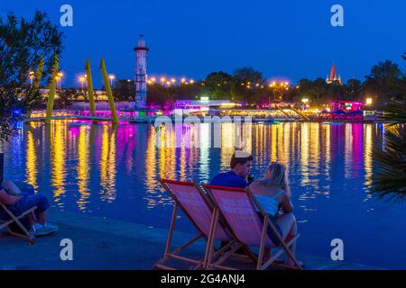 Wien, Vienne: Zone de loisirs Plage de Copa au fleuve Neue Donau (Nouveau Danube), vue sur la zone de la ville submergée à l'île de Donauinsel, pont flottant, les gens sur Banque D'Images