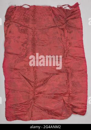 Soie morte dans le vin rouge avec un motif d'un diamant de disposition par les draperies d'hermine. Dix fragments de soie damest dans le vin rouge avec un motif d'un diamant par les draperies d'hermine, étirées trois fois et avec des brosses suspendues et avec un panier de roses au milieu. La damassé de soie vient du palais sur la place du Dam. Banque D'Images