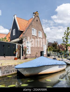 Excursion en bateau à travers Monnickendam, un village des pays-Bas Banque D'Images