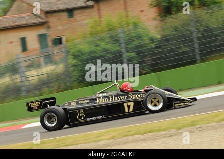 Imola, 6 juin 2012: Course inconnue sur Classic F1 car 1982 Lotus 87 ex Elio de Angelis - Nigel Mansell pendant la pratique d'Imola Classic 2012 sur Imola Circ Banque D'Images