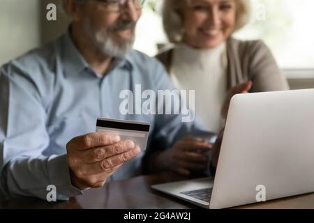 Gros plan sur les achats en ligne pour les anciens couples Banque D'Images