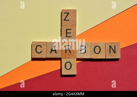 Zéro carbone, mots en lettres de l'alphabet en bois en forme de mots croisés isolés sur l'arrière-plan Banque D'Images