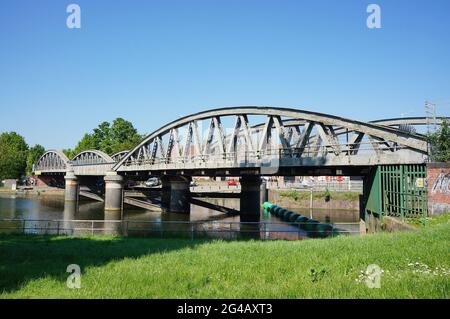 Le pont ferroviaire Witham traverse la rivière par une journée ensoleillée d'été Banque D'Images