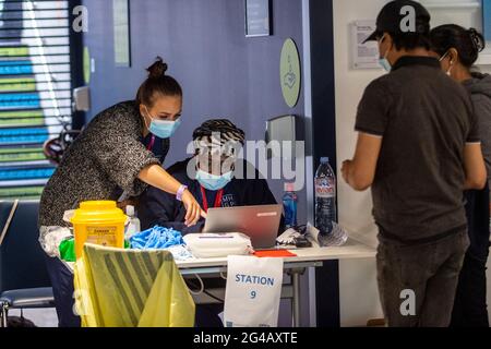 Londres, Royaume-Uni. 20 juin 2021. Le personnel du NHS travaille dans un centre de vaccination de masse au stade de Tottenham Hotspur car la capitale vise 100,000 doses administrées par jour. Chelsea, West Ham et Charlton étaient d'autres clubs de football de Londres qui ont participé la veille. Avec l'augmentation des cas de la variante Delta, le gouvernement britannique a invité plus de 18 ans à une vaccination Covid-19 dans le but d'avoir autant de personnes à se faire vacciner d'ici le 19 juillet, date révisée à laquelle toutes les restrictions de verrouillage sont assouplies. Credit: Stephen Chung / Alamy Live News Banque D'Images