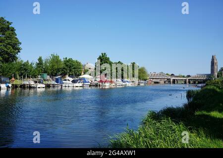 Bateaux à moteur et barges sur la marina Gateway avec le pont Sluice et la souche en arrière-plan. Banque D'Images