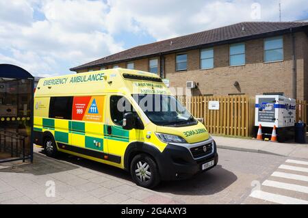 Une ambulance qui attend à l'extérieur de l'accident et l'urgence à l'hôpital de pèlerinage. Banque D'Images