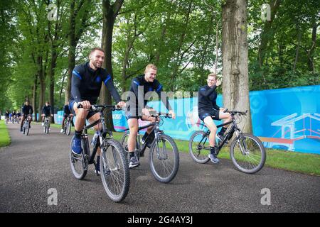 Zeist, pays-Bas. 20 juin 2021. Stefan de Vrij, Matthijs de Ligt et Frenkie de Jong (de L à R) des pays-Bas arrivent pour une session d'entraînement avant le match de championnat de l'UEFA Euro 2020 du groupe C entre la Macédoine du Nord et les pays-Bas au campus de KNVB à Zeist, aux pays-Bas, le 20 juin 2021. Credit: Zheng Huansong/Xinhua/Alay Live News Banque D'Images