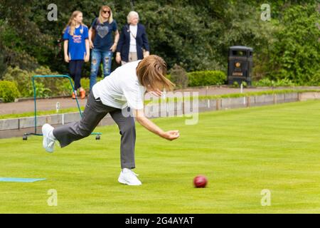 Femme bols dans le match local de bols de pelouse sur le vert à Hexham Northumberland Banque D'Images