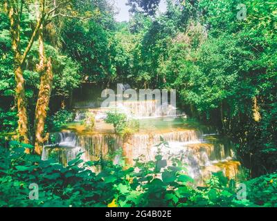 Cascade de Huay Mae Khamin à Kanchanaburi, Thaïlande Asie du Sud-est Paysage de la jungle avec l'eau turquoise étonnante de cascade à la profonde tropica Banque D'Images