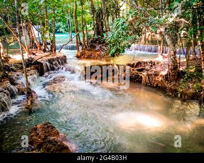 Cascade de Huay Mae Khamin à Kanchanaburi, Thaïlande Asie du Sud-est Paysage de la jungle avec l'eau turquoise étonnante de cascade à la profonde tropica Banque D'Images