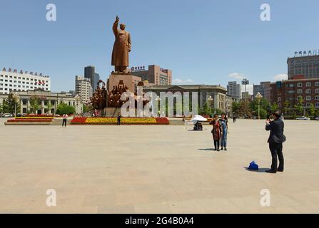 La célèbre statue en résine du président Mao sur la place Zhongshan à Shenyang, en Chine, comprend des scènes illustrant des activités révolutionnaires de l'histoire. Banque D'Images