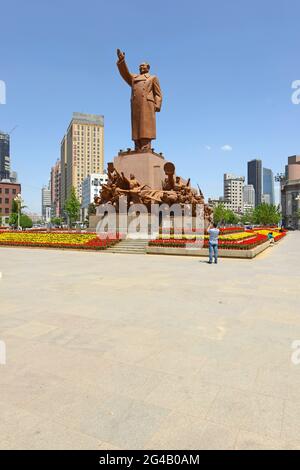 La célèbre statue en résine du président Mao sur la place Zhongshan à Shenyang, en Chine, comprend des scènes illustrant des activités révolutionnaires de l'histoire. Banque D'Images