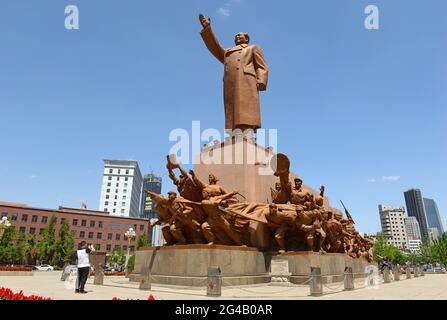 La célèbre statue en résine du président Mao sur la place Zhongshan à Shenyang, en Chine, comprend des scènes illustrant des activités révolutionnaires de l'histoire. Banque D'Images