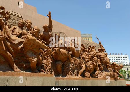 La célèbre statue en résine du président Mao sur la place Zhongshan à Shenyang, en Chine, comprend des scènes illustrant des activités révolutionnaires de l'histoire. Banque D'Images