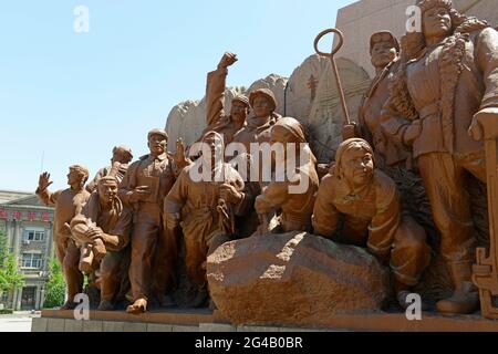 La célèbre statue en résine du président Mao sur la place Zhongshan à Shenyang, en Chine, comprend des scènes illustrant des activités révolutionnaires de l'histoire. Banque D'Images