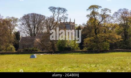 L'église St Mary, Beverston. Une église normande avec un original tour normande. Beverston est un petit village des Cotswolds, Gloucestershire, Royaume-Uni Banque D'Images