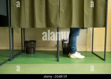 France, Bretagne, Dinan le 20/06/2021. Vote pour les élections régionales et ministérielles. Photo de Martin Bertrand France, Bretagne, Dinan le 2 Banque D'Images