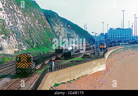 Classe 09 shunter diesel numéro 09021 shunting wagons dans la cour de la ville de Douvres le 10 septembre 1990. Banque D'Images