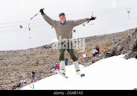 Mark Thomasson, de Kinlochleven, qui était l'un des quelque 20 skieurs et snowboarders qui ont grimpé jusqu'aux restes de neige sur Meall a'Bhuiridh à Glencoe pendant le ski du milieu de l'été. L'événement, organisé par le Glencoe Mountain Resort, se tient chaque année le week-end le plus proche du solstice d'été. Date de la photo: Dimanche 20 juin 2021. Banque D'Images