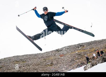 Findlay Mickel, d'Édimbourg, qui était l'un des quelque 20 skieurs et snowboarders qui ont grimpé jusqu'aux restes de neige sur Meall a'Bhuiridh à Glencoe pendant le ski de mi-été. L'événement, organisé par le Glencoe Mountain Resort, se tient chaque année le week-end le plus proche du solstice d'été. Date de la photo: Dimanche 20 juin 2021. Banque D'Images