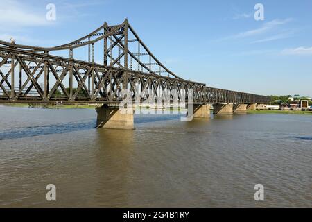 Le pont d'amitié sino-coréen traverse le fleuve Yalu de Dandong en Chine à Sinuju en Corée du Nord. Banque D'Images