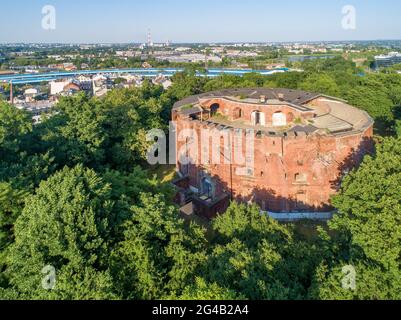 Fort Saint Benoît 31 dans le district de Podgorze à Cracovie, Pologne. Construit en 1853-1856. Entouré d'arbres, actuellement en cours de rénovation. Vue aérienne Banque D'Images