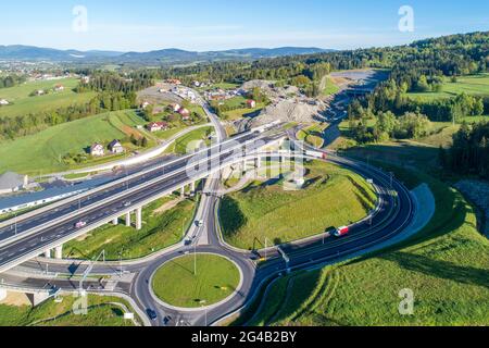 Nouvelle autoroute en Pologne sur la route nationale no 7, E77, appelée Zakopianka. Traversez la jonction avec un cercle de circulation, des viaducs et des routes à déraper. Un tunnel sous Banque D'Images