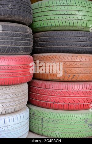 Deux piles de pneus à vendre dans un magasin de Shenyang, en Chine Banque D'Images