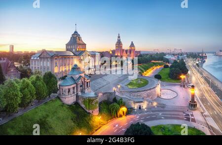 Szczecin, Pologne. Vue aérienne des bâtiments historiques sur la rive gauche de la rivière West Oder à la tombée de la nuit Banque D'Images