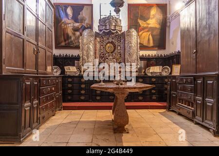 Medina-Sidonia, Cadix, Espagne - 15 juin 2021 : Sanctuaire à l'intérieur de l'église de Santa Maria dans la ville de Medina-Sidonia dans la province de Cadix, an Banque D'Images