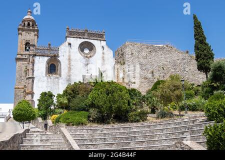 Façade de l'église de Santa Maria dans la ville de Medina-Sidonia dans la province de Cadix, Andalousie, Espagne Banque D'Images