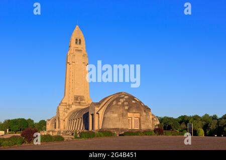 La première Guerre mondiale Douaumont Ossuary au lever du soleil à Douaumont-Vaux (Meuse), France Banque D'Images