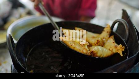 cuisine indienne épicée sammusa friture profonde Banque D'Images